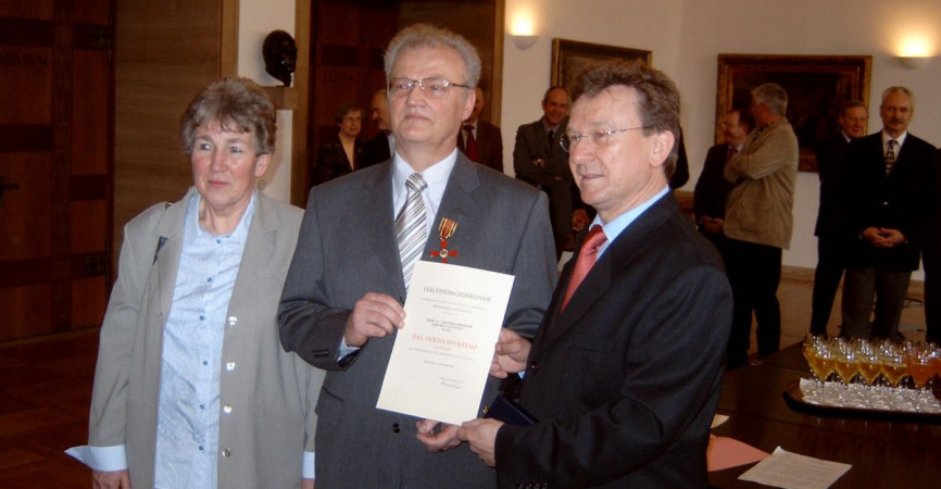 Das Ehepaar Tauchnitz und Oberbürgermeister Dr. Tillmann bei der Übergabe der Urkunde